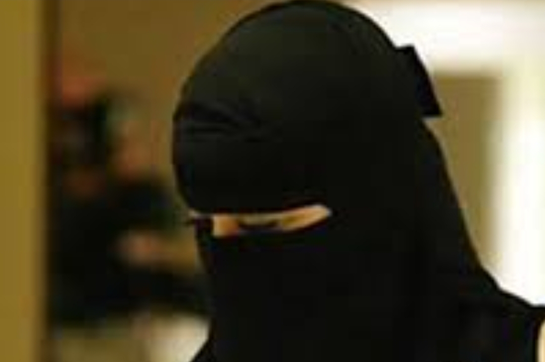 مغنية الكابريهات دنيا باطمة تحضر جلسة طلاقها من البحريني “منقّبة”.. والمحكمة تقرر تأجيل القضية