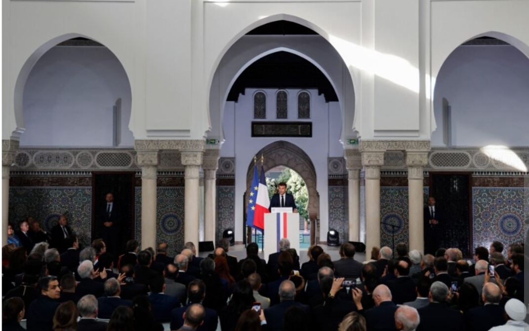ماكرون في مسجد باريس الكبير للتأكيد على الحب المصلحي الذي يجمعه بتبون الجزائري
