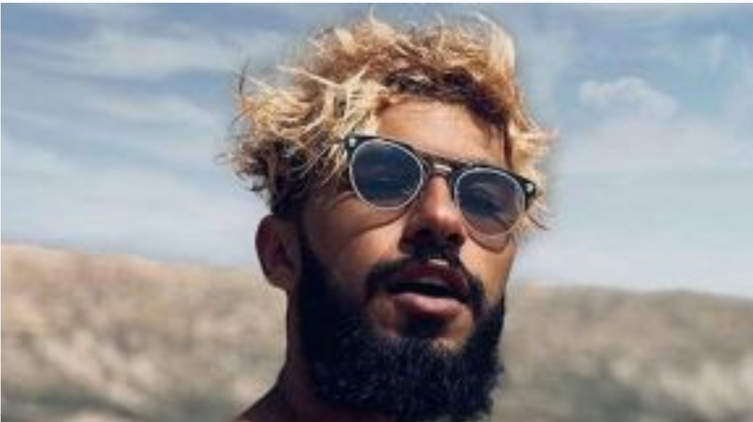 منع مغني مغربي مشهور جدا من مغادرة التراب الوطني نحو فرنسا بسبب شكاية كيدية من المدعو “تيجيني”