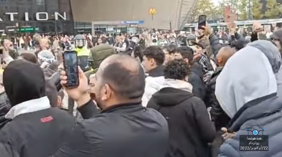 بالفيديو :   الشرطة الهولندية تمنع حركة بيغيدا العنصرية من حرق القرآن في روتردام