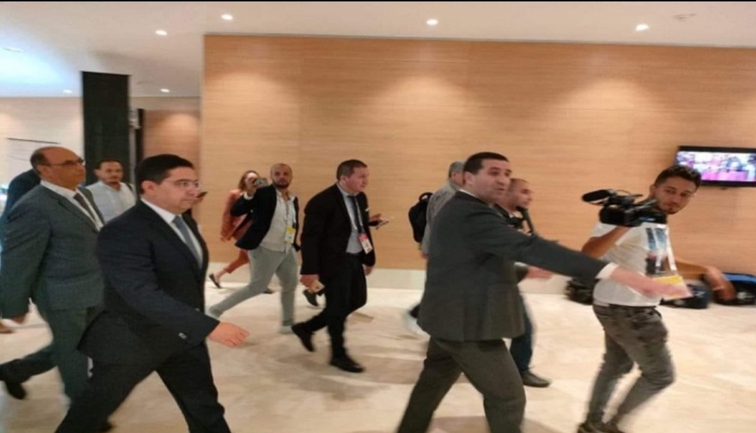 مشية بوريطة على أرض الجزائر تخلق الحدث وهكذا دخل المطار وسط جيش من الكاميرات