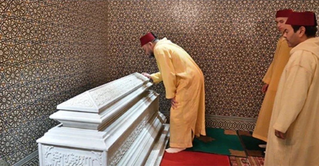 الملك محمد السادس في ضريح جده محمد الخامس بمناسبة ذكرى وفاة والده الحسن الثاني