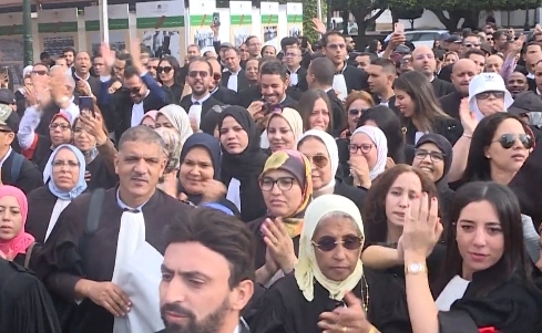 المحامون في إنزال كبير أمام البرلمان بعد رفضهم أداء الضرائب للمغاربة