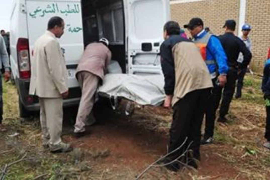 جُــثَّة بجانب مسجد تستنفِرُ السُلطات الأمنية