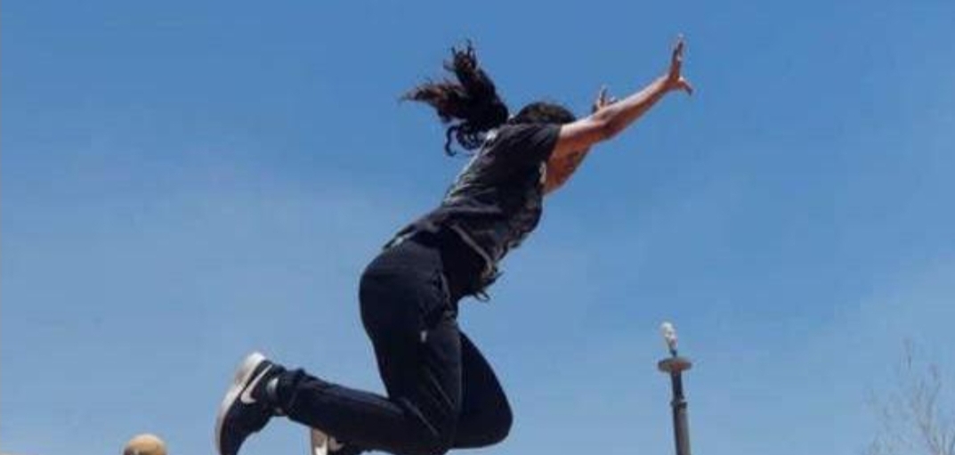 تلميذة ترمي بنفسها من الطابق الأول بطنجة بعد سحب هاتفها النقال من طرف أستاذتها