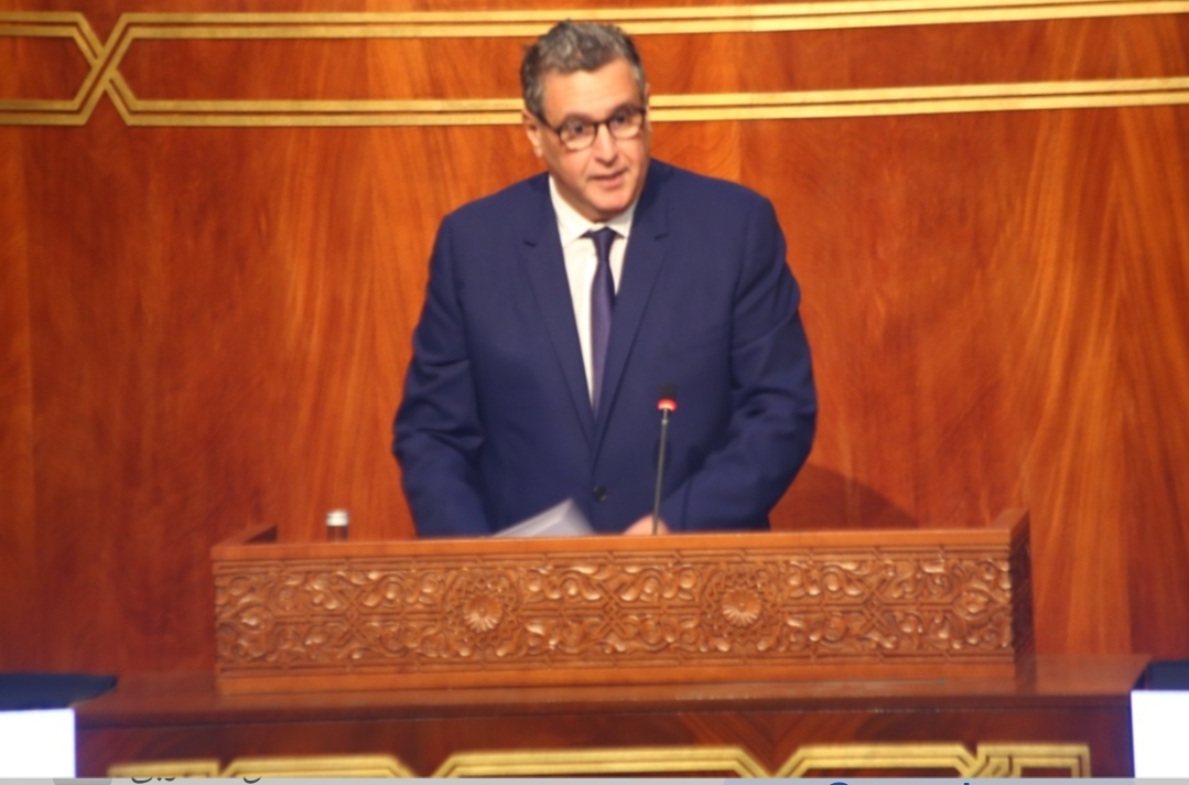 وأخيرا وبعد غياب طويل وفي خرق للدستور … أخنوش يمثل أمام مجلس المستشارين
