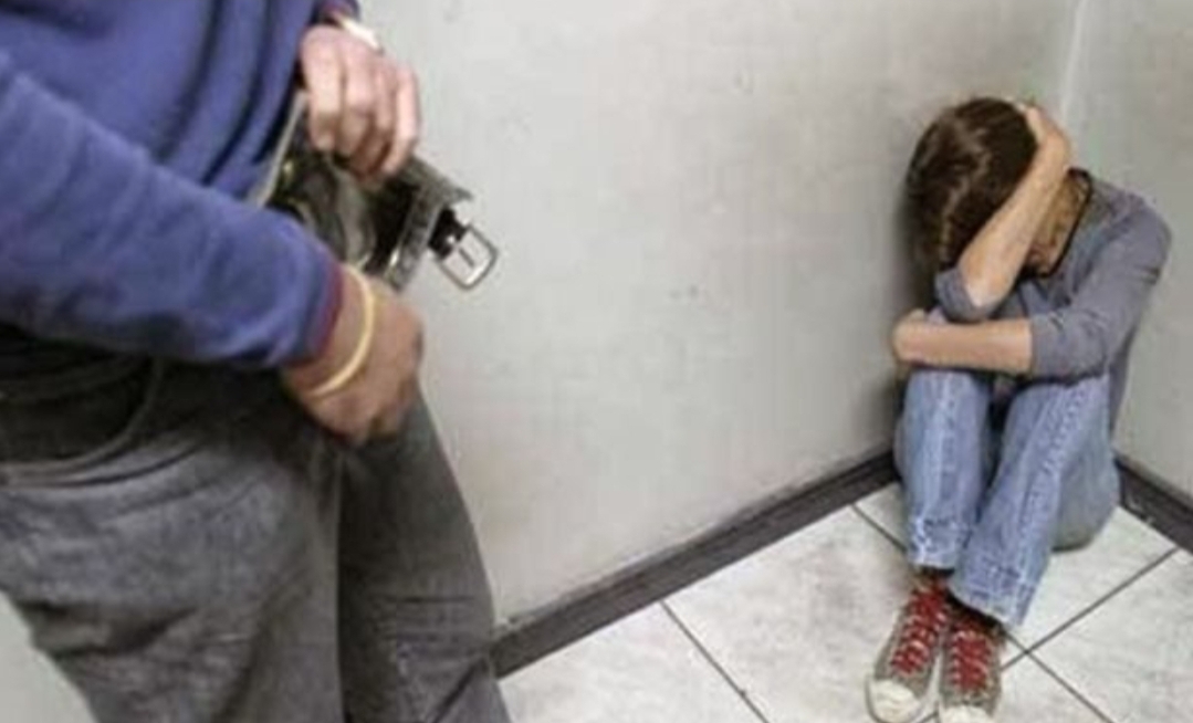 إعتقال أم شابة دفعت إبنتيها البالغتين 8 و 11 سنة لممارسة الدعارة
