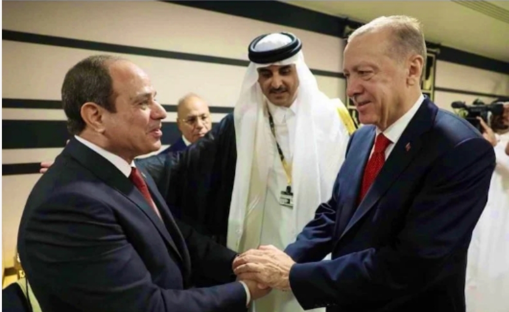 بعد أن وصفه الأول بالشرير والديكتاتور … أول مصافحة بين أردوغان والسيسي بقطر … بعد سنوات الخصومة