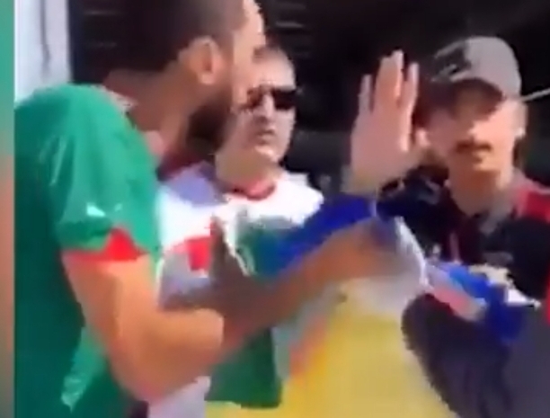 فيديو :     جهل السلطات القطرية يتسبب في منع مشجعين مغاربة من إدخال راية الأمازيغية إلى الملاعب إعتقادا أنها للشواذ