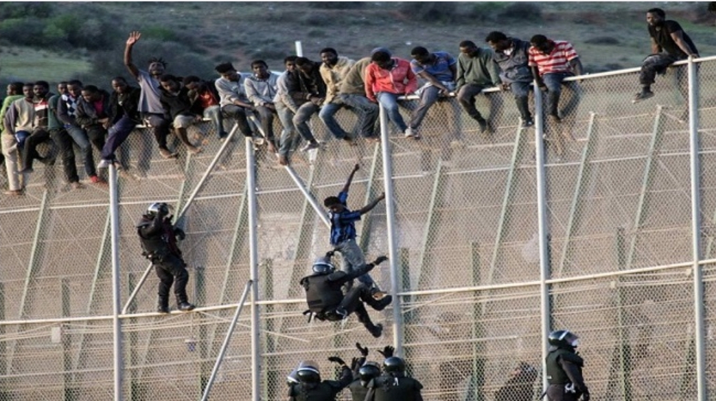وزير الداخلية الإسباني المقرب من الرباط يلمح إلى المغرب في كارثة مقتل مهاجرين على حدود مليلية-الناظور