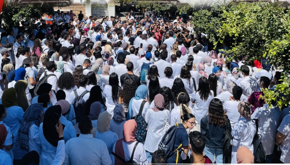 حتى هم شعروا بلهيب الأسعار … الأطباء يخرجون للشارع احتجاجا على غلاء المعيشة