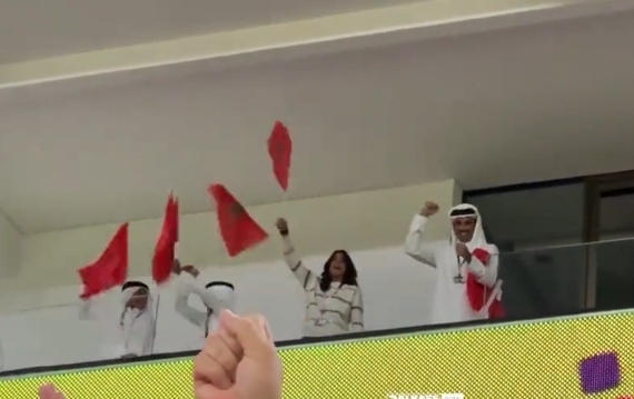 فيديو  :     أمير قطر يهلل ويتفاعل بشكل كبير من داخل الملعب مع فوز المغرب على كندا