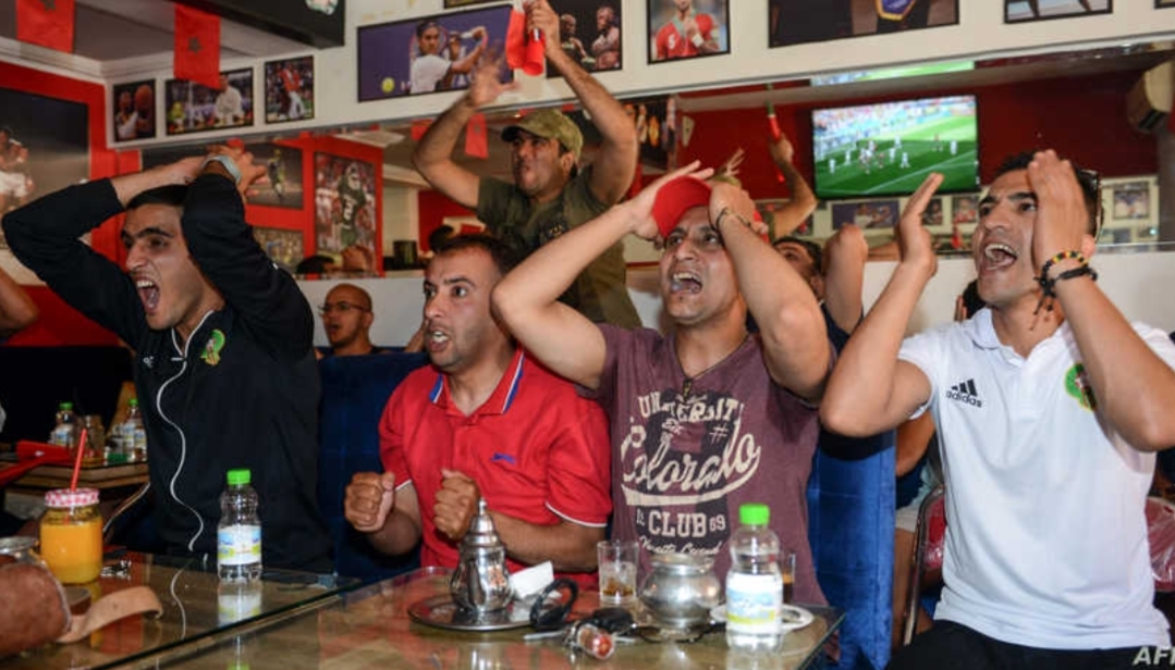 مقهى تبيع تذاكر ب70 درهما لمشاهدة مباراة المغرب أمام إسبانيا داخلها