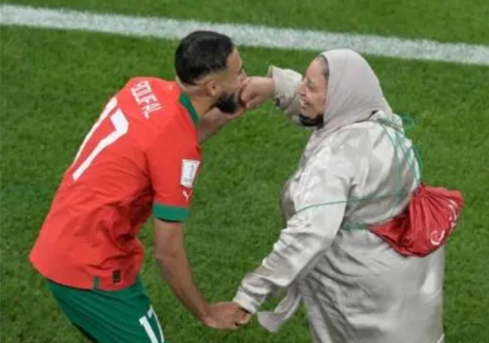 والدة بوفال تخطفُ الأنظار وسط الملعب بعد تأهُّل المنتخب