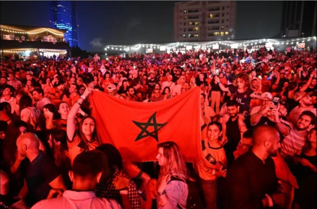 اليمين الفرنسي يطالب بسحب الجنسية من المغاربة بسبب تشجيعهم منتخبهم ضد فرنسا