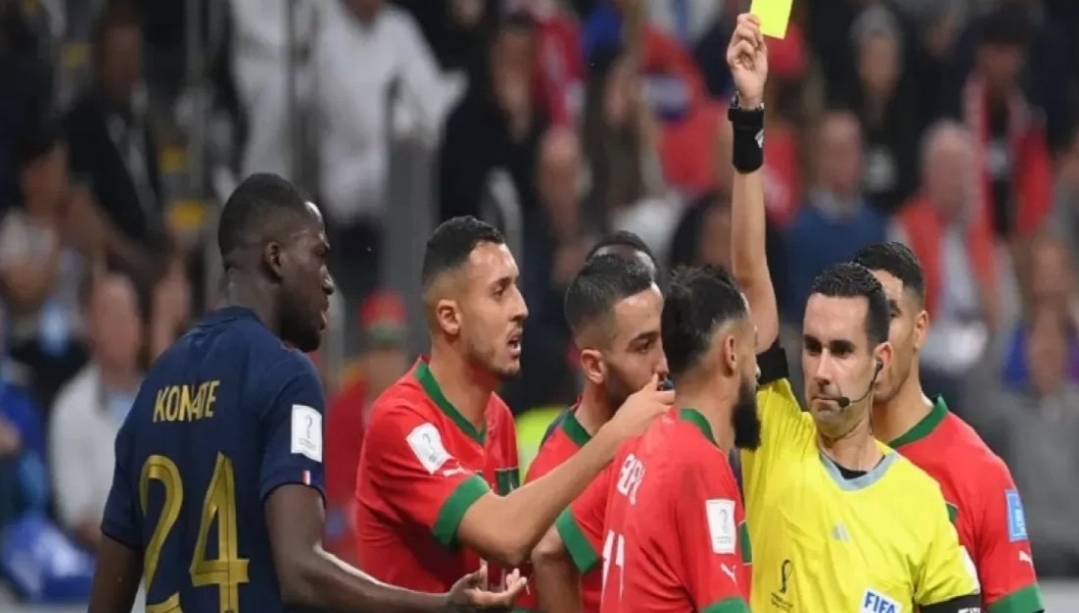 “هاكر” يخترق حكم لقاء المغرب وفرنسا “الغشاش” ويتركُ له رسالة تنديد !