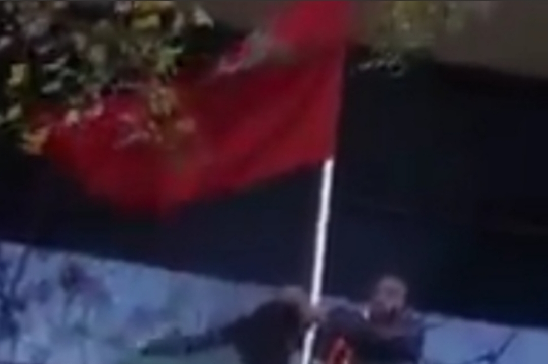 سنة حبسا لشاب مغربي صعد مقر دائرة أمنية ونزع العلم الوطني