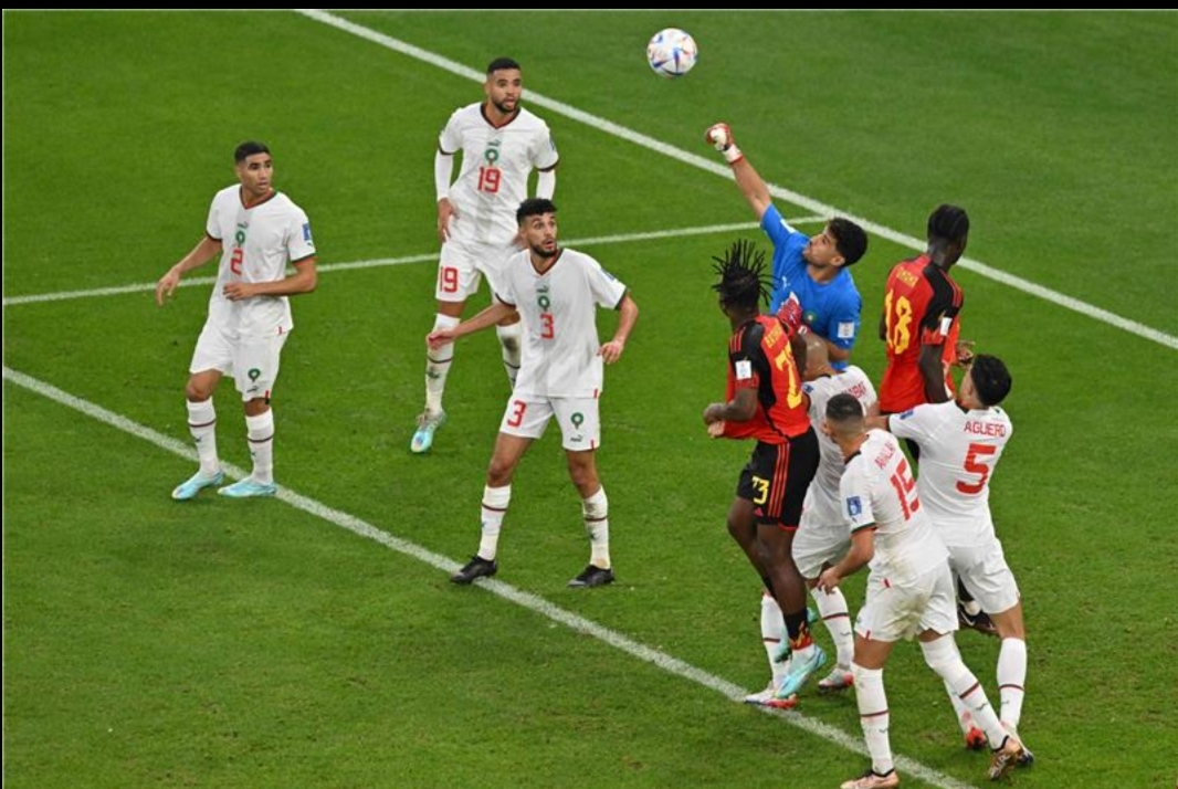 الحارس المغربي منير المحمدي يتلقى عرضين من فرنسا وإسبانيا