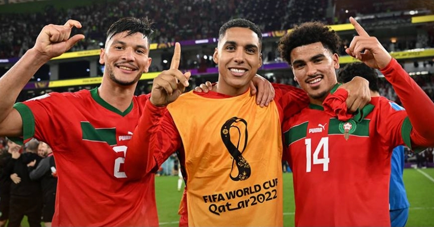 المهاجر التيجيني صاحب موقع “أشكاين” يواجه المغاربة بسبب تطاوله على ملتهم من خلال اللاعب أبو خلال !!