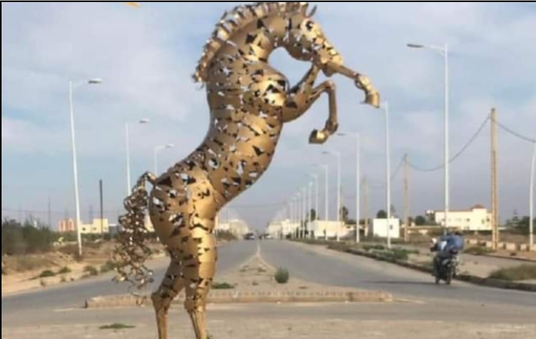 بميزانية 60 مليون … ضجة كبيرة في الدريوش بعد بناء نصب تذكاري لبغلة “التي يمتطيها حمار” حسب الساكنة !