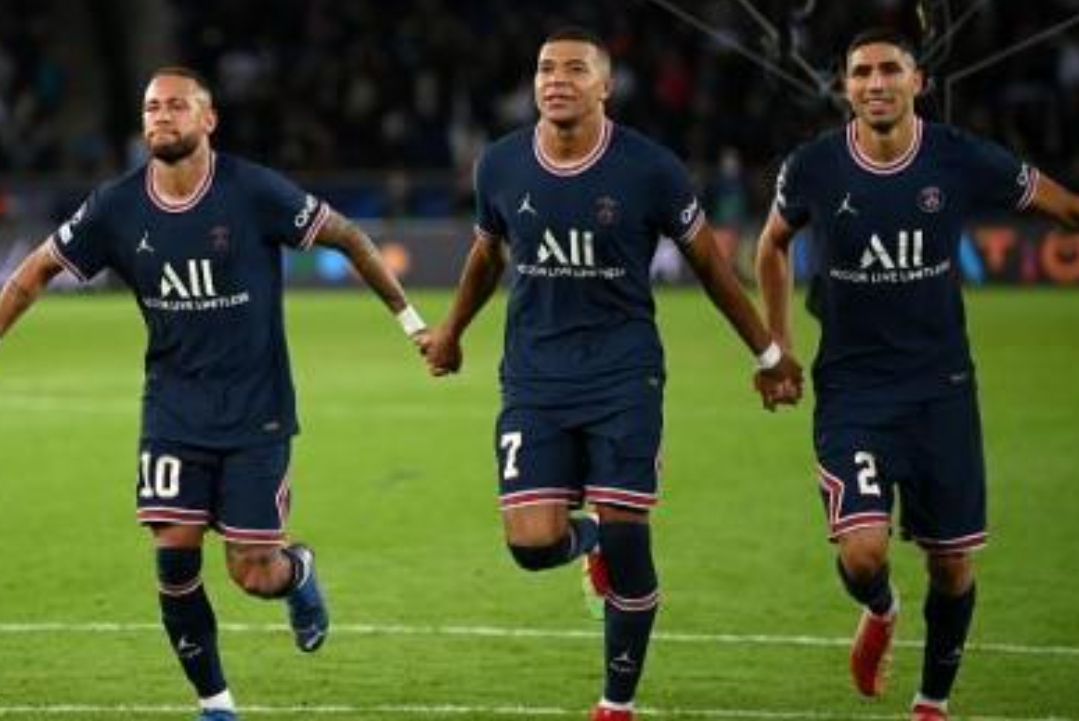 حكيمي يتسبب في مشاكل كبيرة للاعب نيمار مع الصحافة والجماهير البرازيلية