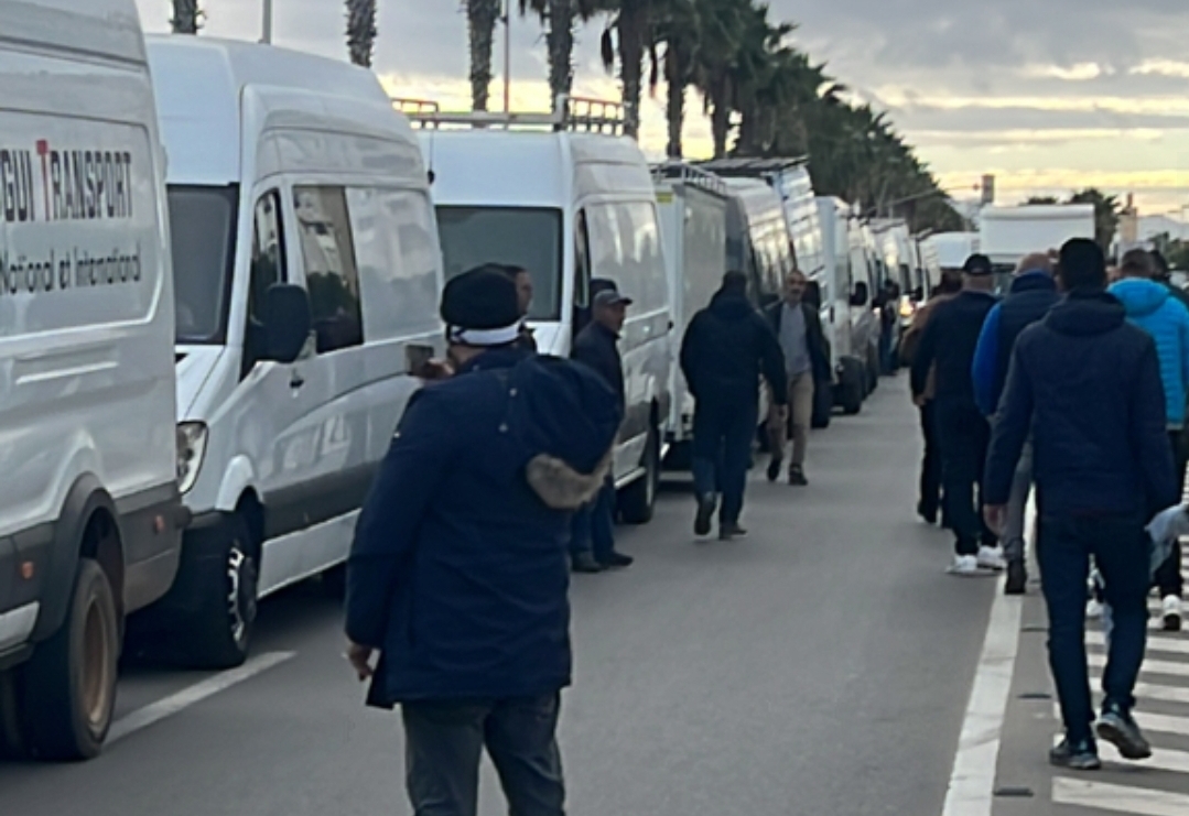 بشاحناتهم … مهنيو النقل الدولي في وقفة إحتجاجية ضخمة أمام عمالة الناظور بسبب تفشي الفساد والحكرة بميناء بني أنصار