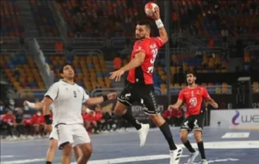 غرائب كأس العالم :  مدرب المنتخب المغربي لكرة اليد يشن هجوما على رئيس الجامعة ، ونائبه أزواغ يهنئ مصر على الفوز عليه
