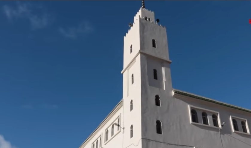 عصابة تكسر نوافد مسجد بطنجة وتعتدي على المصلين بالضرب والحجارة