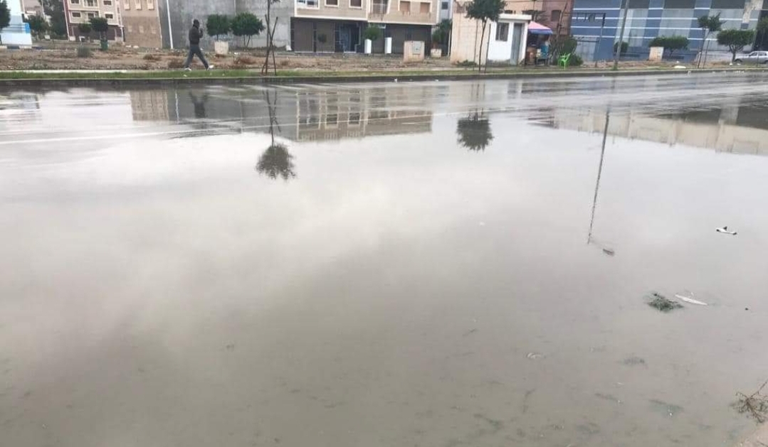 مهزلة :   أقل من ملمتر واحد من الأمطار تغرق الدريوش والشارع الرئيسي الذي كلف الملايير لتهييئه