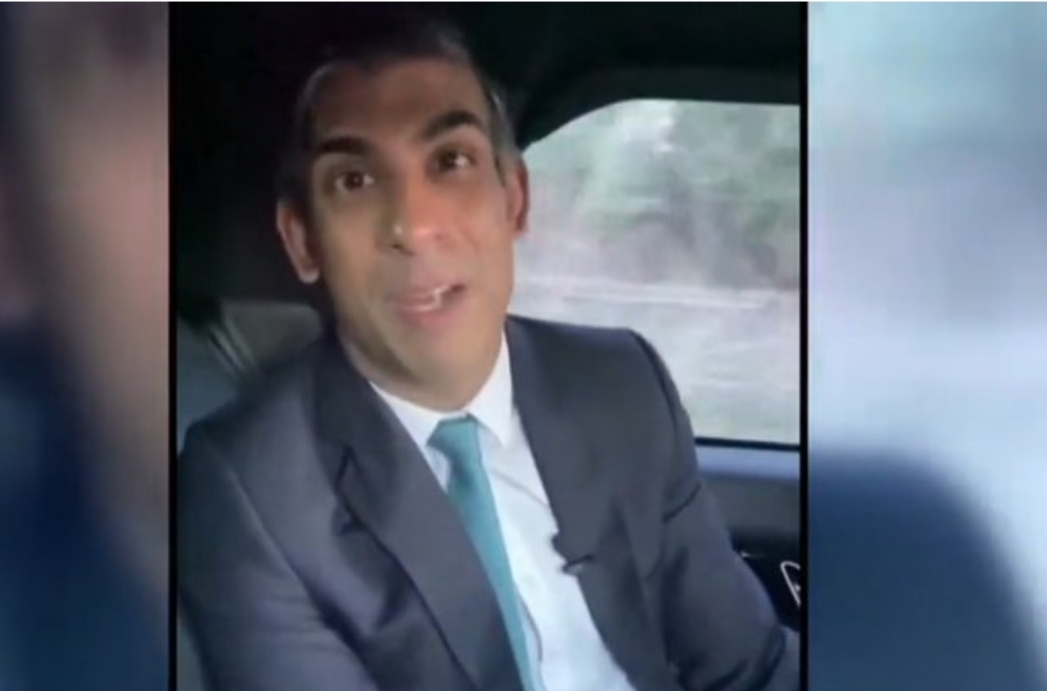 تغريم رئيس وزراء بريطانيا بسبب مقطع فيديو يظهر فيه داخل سيارته “بدون حزام أمان”