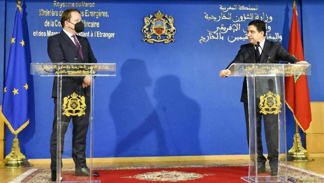 “شي يكوي شي يبخ” .. وفي ظل الأزمة .. مسؤول رفيع في الاتحاد الأوروبي يزور المغرب