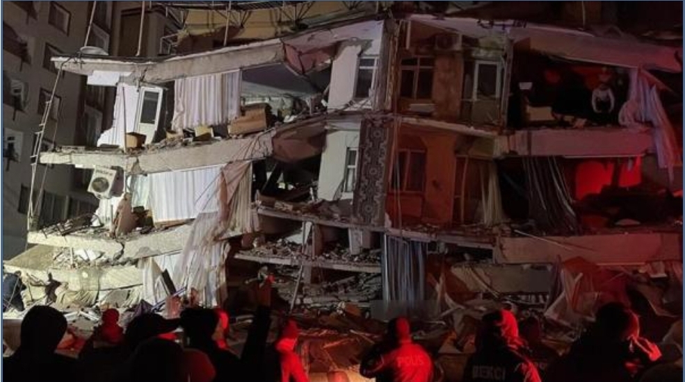 زلزال بتركبا يخلف في حصيلة أولية 136  قتيلا ومئات المصابين