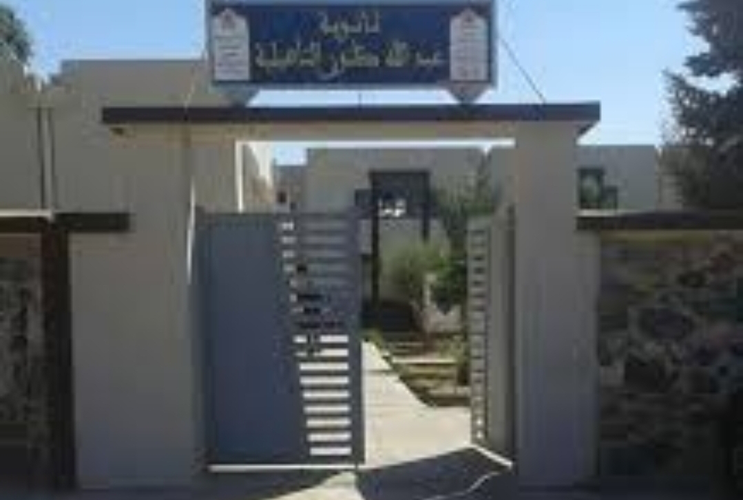 فضيحة : أستاذ بثانوية عبد الله كنون بمديرية وجدة يبتز التلاميذ ويمنح أجوبة فروض مسبقا لمن يدفع أكثر !