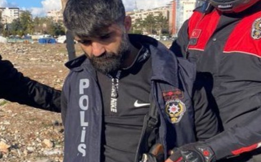 القبض على شخص بزي الشرطة يدخل المنازل المتضررة بالزلزال في تركيا ليسرقها !