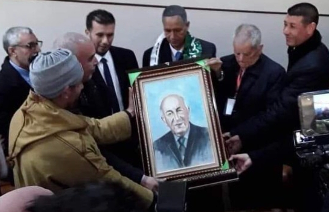 الرئاسة الجزائرية تندد بتكريم “فخامة تبون” بسبب تشبيهه ب “بوتفليقة”