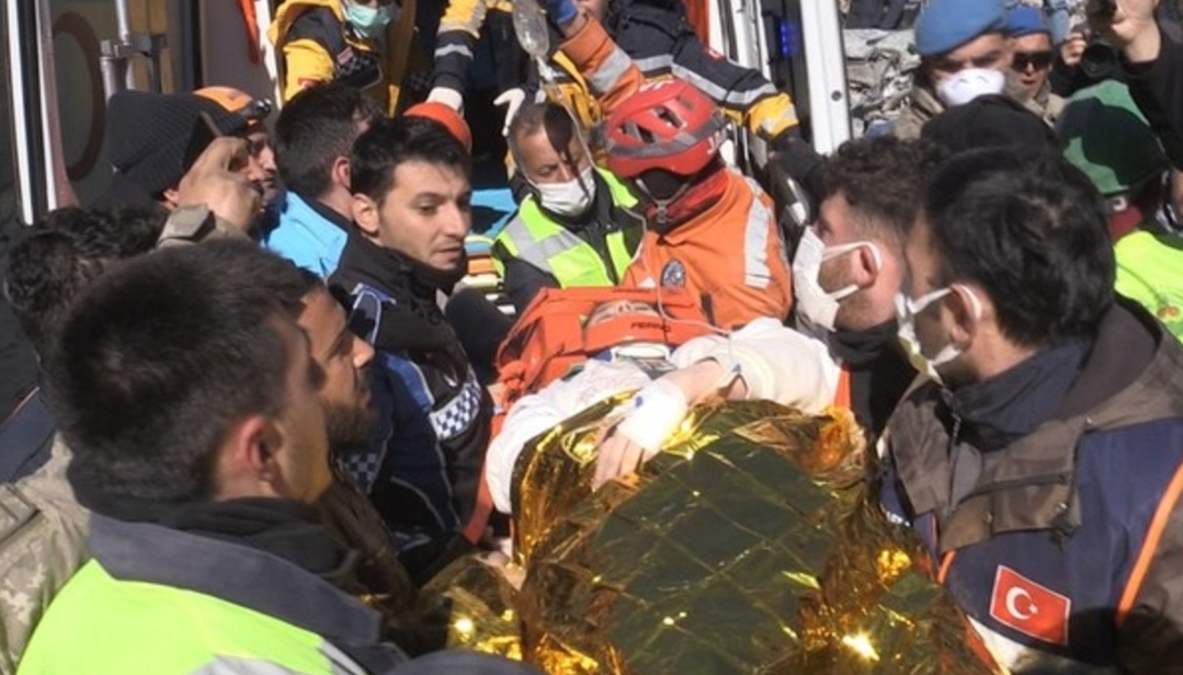 معجزة .. إنقاذ شابة تركية من تحت أنقاض الزلزال بعد 11 يومًا