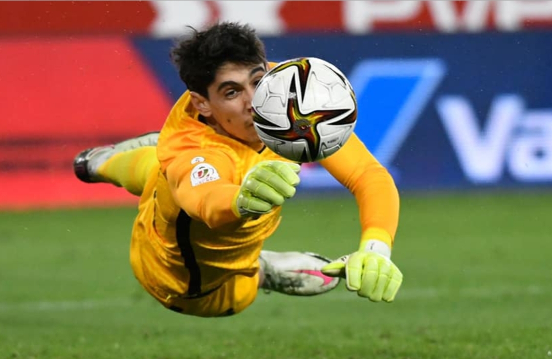مانشيستر يونايتد يرصد 50 مليون يورو للتعاقد مع حارس الأسود “ياسين بونو”