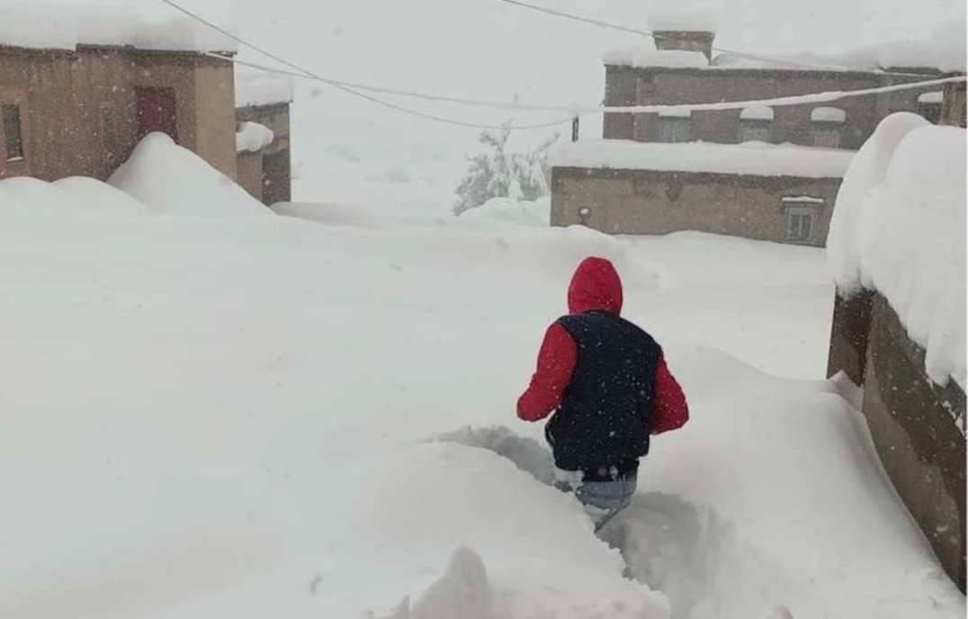 الملك يأمر الجيش للإشراف على مساعدة الساكنة المتضررة والمحاصرة بسبب سوء الأحوال الجوية والتساقطات الثلجية