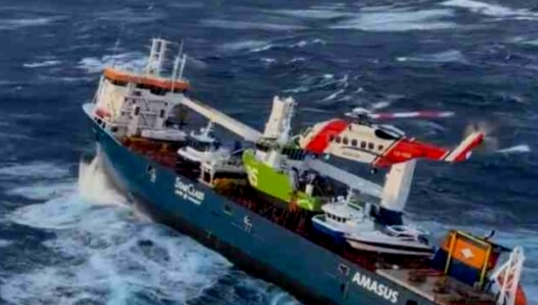 سفينة برازيلية ضخمة تواجه الغرق بساحل تطوان والمغرب يجاهد لإنقاذ طاقمها