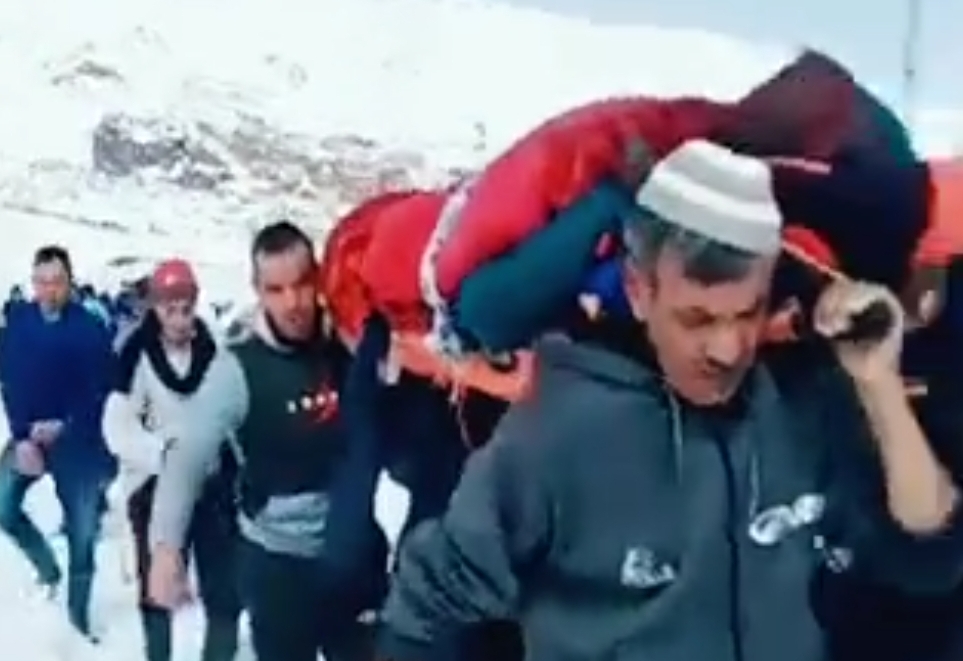 فيديو مؤثر :     سكان من جماعة حزامة بورزازات يحملون سيدة حامل على الأكتاف وسط الثلوج لمسافة 30 كيلومتر !