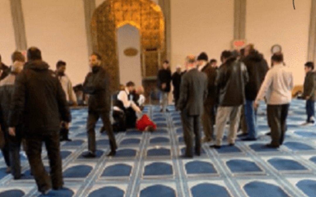 إمام مسجد يعض مصلي في يده إثر شجار بينهما أثناء صلاة العشاء