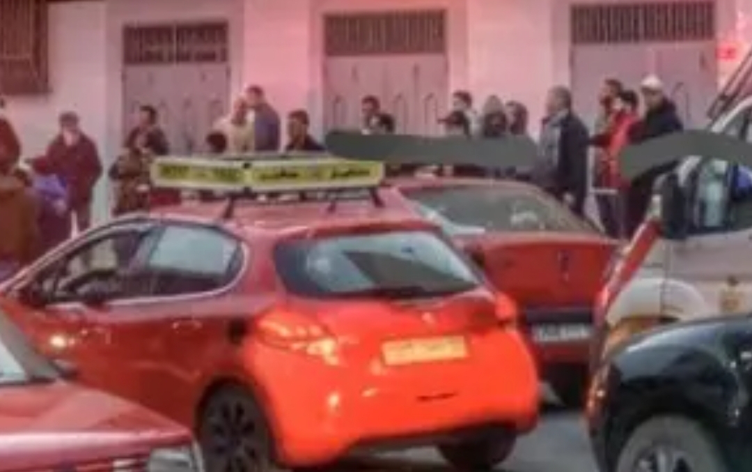 مجهولٌ “يشرمل” وجه فتاة بالناظور داخل سيارة أجـرة