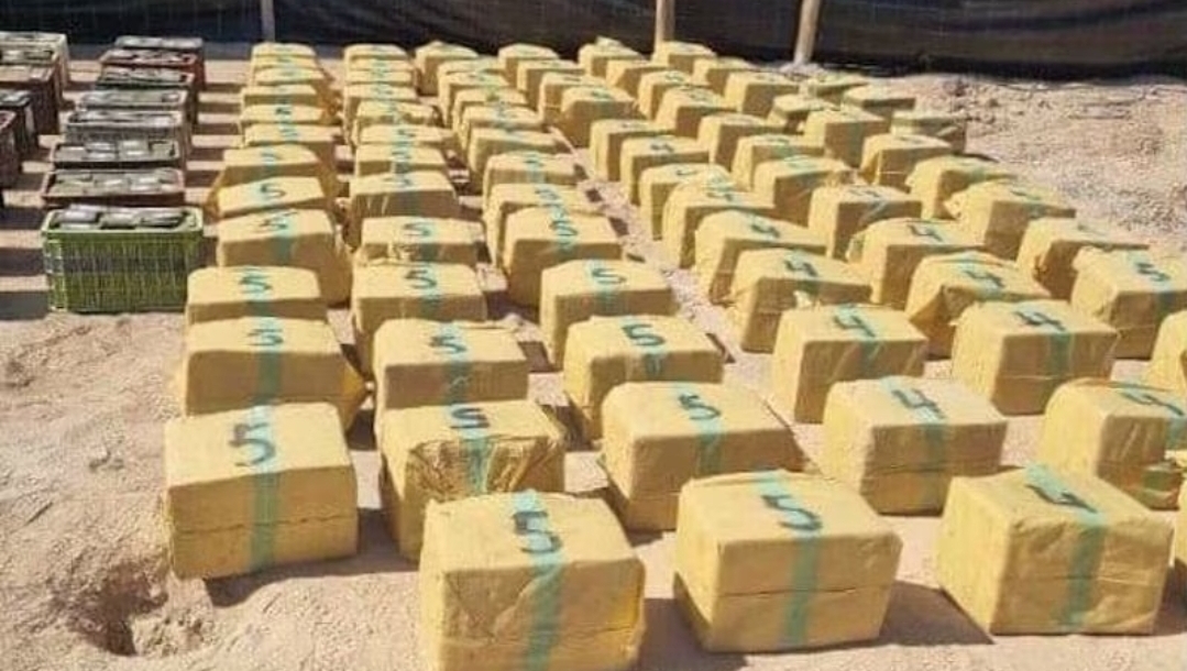 البحرية الملكية تعترض زورقين سريعين بساحل جماعة بني شيكر بالناظور وعلى متنهما حوالي 3 أطنان من مخدر الحشيش