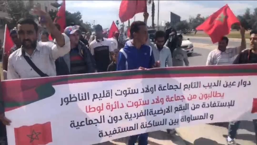 بالفيديو :    المئات من قاطني الصفيح بجماعة أولاد ستوت في مسيرة إحتجاجية نحو عمالة الناظور بسبب التلاعب في القطع الأرضية الممنوحة لهم