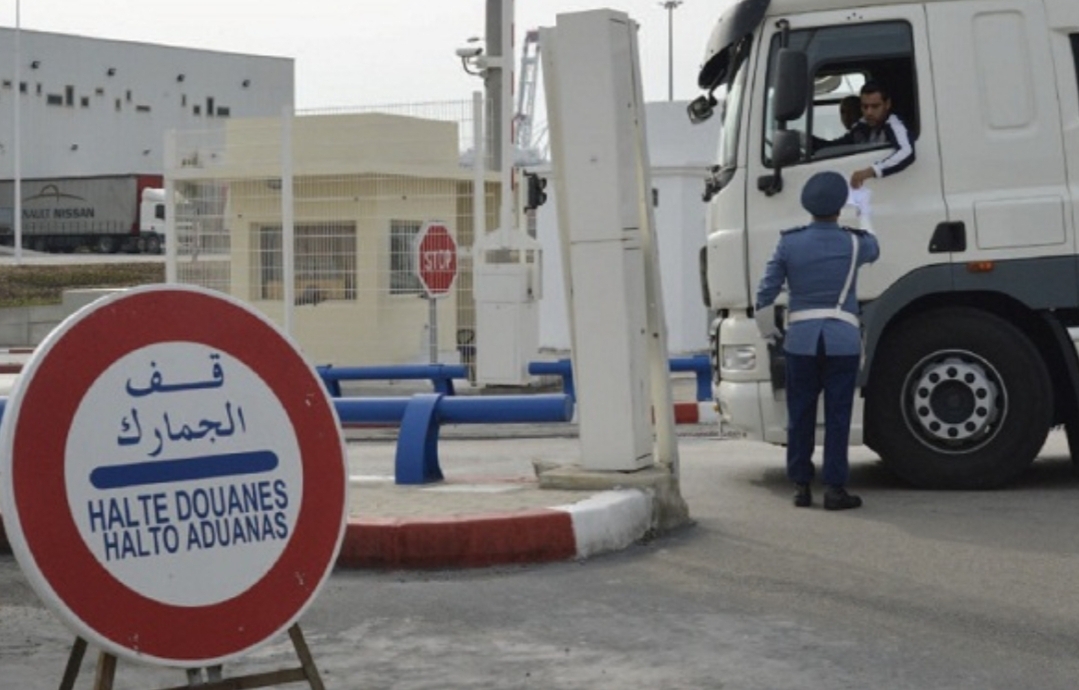 إعفاء مدير جمارك بميناء طنجة المتوسط من مهامه بسبب الفساد