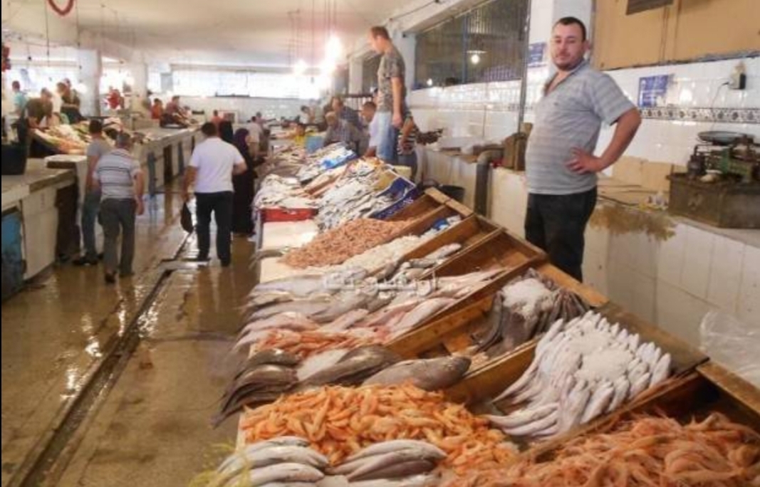 بعد اللحوم … ورغم وفرة المنتوج بشكل كبير ، لهيب أسعار السمك يجتاح أسواق المغرب قبل شهر رمضان‬