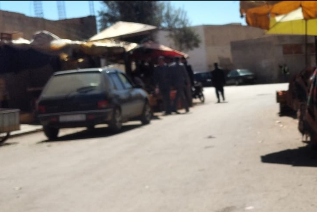 مضحك :   دركيان بمركز جماعة بني أدرار بعمالة وجدة يدوسون على القانون لتطبيق القانون