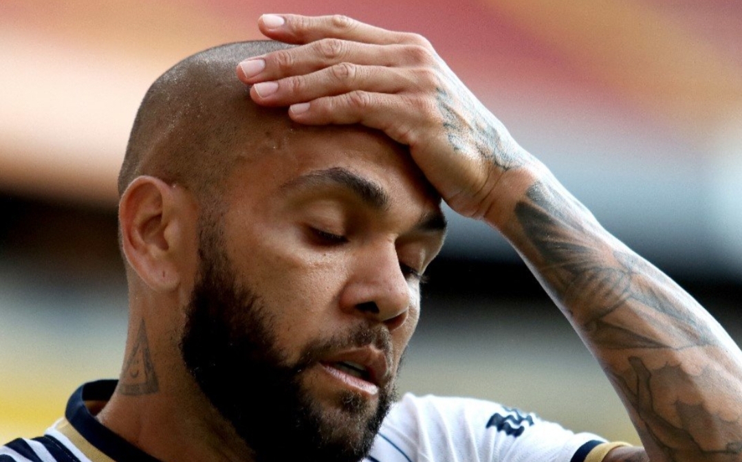 نجم المنتخب البرازيلي المتهم بالإغتصاب يضرب عن الطعام في سجن برشلونة بعد قرار زوجته بالانفصال عنه