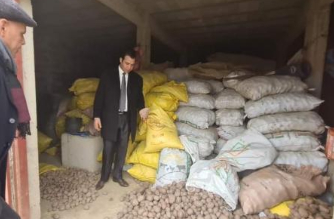 السجن والغرامة لثلاثة تجار قاموا بتخزين المواد الغذائية للتلاعب في أسعارها