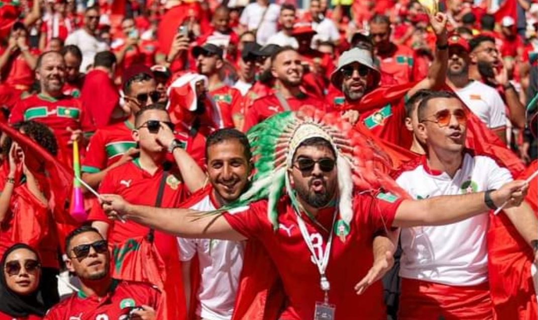“تيفو” كبير وغير مسبوق ليلة يومه السبت في مباراة المنتخب المغربي ونظيره البرازيلي بملعب طنجة